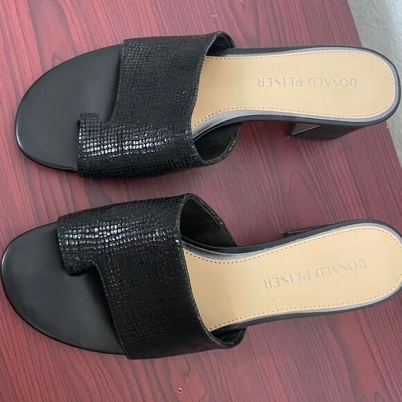 Donald Pliner Melros Black Embossed Leather Chunky Kitten Heel Toe Ring Sz 8.5 - Picture 3 of 7